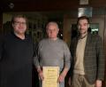 Bild: knh
Stephan Oetzinger (rechts) und Schriftführer Christoph Müller (links) ernennen Werner Stocker (Mitte) zum Ehrenmitglied im Rauchclub Mantel.