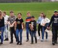 Bild: exb; Nicole Schusser-Schindler
Die „Minis“ in Neuzirkendorf sind mit ihren Ratschen unterwegs. Es ist erfreulich und nötigt Respekt ab, dass die Jugend noch so viel auf Tradition hält.