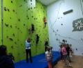 Bild: Gisela Promm/exb
TV-Turnkinder probieren die Kletterwand des Alpenvereins im Sportpark aus..