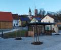 Bild: dl
Die neue Dorfmitte mit dem Dorfstadl, Buswartehäuschen, Pergola und Backofen ist eine gelungene Maßnahme der Dorferneuerung.