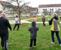 Bild: Petra Hartl
Erste Lektion in Tai Chi: Johann Bauer erklärt im Maltesergarten den Bogenschritt und dazu eine der typischen, fließenden Arm- und Handbewegungen.
