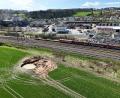 Bild: hbe
Zwei Tage nach dem Fund zweier Bomben aus dem Zweiten Weltkrieg ist das Loch im Acker am Standrand von Amberg noch gut sichtbar. Von der Evakuierung betroffen war auch die Luitpoldhütte (im Hintergrund).