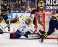 Bild: Werner Moller
Szenen aus dem vierten Play-off-Halbfinale in der Eishockey-Oberliga zwischen den Tilburg Trappers und den Blue Devils Weiden (weiße Trikots).