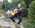 Bild: bl
Menschen berühren mit Musik, live und mit Humor: Das ist Oliver Munique wichtig, egal ob mit einem energischen "O Sole Mio" im Garten in Pfreimd, als Clown, Pantomime oder Lehrer.