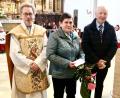 Bild: mma
Dekan Pfarrer Christian Schulz (links) und Kirchenpfleger Georg Münch gratulieren der Mesnerin Rosmarie Rauch zum 75. Geburtstag.