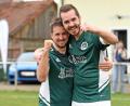 Archivbild: Gebert
Am Karsamstag strahlte Marco Kießling (rechts) nach seinem zehnten Saisontreffer zusammen mit Vorbereiter Matthias Männl um die Wette. Am Freitag musste sich der Torjäger des SV Mitterteich einer Adduktoren-Operation unterziehen, für Kießling ist die Saison damit beendet.