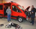Bild: jr
Feuerwehr-Vorsitzender Christian Weiß (links) und Kommandant Martin Teubner rüsten den neuen Mannschaftstransportwagen zusammen mit weiteren Helfern für die Bedürfnisse der Brandschützer aus.