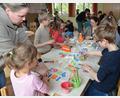 Bild: dob
Im evangelischen Gemeindehaus treffen sich die Kinder, um sich gemeinsam mit dem Thema "Einmal Himmel, Erde und zurück" bei der Kinderbibelwoche zu befassen.