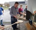 Bild: kaz
Das Bauernbrot von Siegfried Stähli hat in Bad Neualbenreuth Geschichte geschrieben. Im neuen Backofen wird das Brot – nach Originalrezeptur – nun ein mal pro Monat gebacken. Günther Köhler legt die fertigen Teiglinge auf die Brotschaufel.