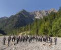 Bild: Bundeswehr/exb
Ein Orchester vor wildromantischer Alpenkulisse: Das Gebirgsmusikkorps der Bundeswehr reist am Mittwoch, 24. April, von Garmisch-Partenkirchen nach Schwarzenfeld und gibt im Kantinen-Saal des Unternehmens "Agrob-Buchtal" ein öffentliches Konzert.