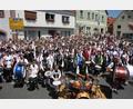 Archivbild: wro
Sofern das Wetter mitspielt, soll sich das Bild am 28. Juli wiederholen. Ein Sternmarsch mit abschließendem Massenchor (Bild) bildete den Höhepunkt des 145. Vereinsjubiläums der Blaskapelle Falkenberg.