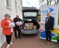 Bild: KEB Amberg-Sulzbach/exb
KEB-Vorsitzender Sebastian Sonntag (Mitte), der Leiter der KEB-Geschäftsstelle Christian Irlbacher (rechts) und die Sekretärin Daniela Rumpler (links) sind dabei, die Programmhefte unter die Leute zu bringen.