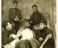 Bild: Archiv Friedrich Brandl/exb
Die Skiffle-Group Manhattan, wie sich die Lonley hot Boys später nannten, vor dem Übungskeller im Amberger Stadttheater. Links Gitarrist Friedrich Brandl.