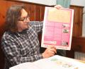 Bild: pi
HAK-Chef Andreas Ringholz stellt die von ihm entworfenen Plakate vor.