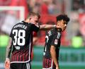 Bild: Daniel Karmann/dpa
Frustrierter Abgang: Die Nürnberger Jannes Horn (links) und Nathaniel Brown nach dem 0:4 gegen Holstein Kiel.