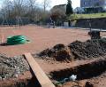 Bild: ak
Der Tennisplatz des SV Kulmain wird derzeit auf Vordermann gebracht. Eine automatische Beregnungsanlage sorgt künftig für stets gute Bewässerung der Ziegelmehlplätze.