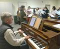 Bild: ald
Geprobt wird in der Franz-Grothe-Schule in Weiden. Franz Nestler begleitet den Chor am Klavier.