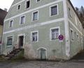 Bild: bö
Die großen bürokratischen Hürden für den Bau des Naturparkzentrums im leer stehenden Ackerbürgerhaus am Marktplatz in Hohenburg sind überwunden. Die geschätzten Kosten für diese Baumaßnahme liegen bei 5,1 Millionen Euro. Der Eigenanteil der Marktgemeinde Hohenburg ist auf 1,8 Millionen Euro beziffert.