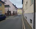 Bild: sne
In der Unteren Torstraße ist es eng. Darum sollen die Bürgersteige verschwinden und nur noch ein Fußgängerbereich nach rechts wandern.