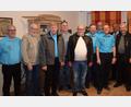 Bild: fla
Gemeinsam mit dem Bezirksvorsitzenden Reinhart Ott (rechts) nahm Vorsitzender Ludwig Eger (Dritter von rechts) zahlreiche Ehrungen vor. Manfred Kuhn (Dritter von links) und Max Kick (Fünfter von links) wurden dabei zu Ehrenvorsitzenden ernannt.