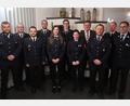 Bild: rab
Neuwahlen bei der Feuerwehr Ebersbach (von links): stellvertretender Vorsitzender Andreas Weiß, Kreisbrandrat Christof Strobl, Kreisbrandinspektor Michael Iberer, der wiedergewählte Vorsitzende Manuel Lindner, Schriftführerin Anna Reuschl, der neue Kassier Markus Hann, die scheidende Kassienwartin Karin Dotzler, Bürgermeister Hans-Martin Schertl, Zweiter Kommandant Andreas Zwack, Kreisbrandmeister Andreas Luber und Erster Kommandant Wolfgang Rösch.