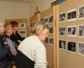 Bild: bey
In kleinen Gruppen schauen sich die Schirmitzer Bürgerinnen und Bürger die Bilder der Ausstellung genauestens an, um sich vielleicht selbst oder andere Freunde darauf zu entdecken.