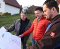 Bild: kro
Mit Vorfreude blicken Walter Frank, Lukas Üblacker und Josef Weidhas (von links) in den Plan für die neue Vereinsscheune.