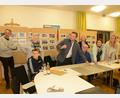 Bild: bey
Die Muster auf dem Tisch, der Blick auf die Leinwand mit den Bildern des Fußbodens gerichtet - so machen sich Bürgermeister Ernst Lenk und die Gemeinderäte ein Bild vom möglichen späteren Aussehen des "Innenlebens" der Mehrzweckhalle.