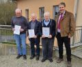 Bild: Christina Trenner/exb
Vorsitzender Martin Fischer (rechts) zeichnete Gerhard Möhrlein, Bernhard Schwamberger und Xaver Gleißner mit Urkunden aus.
