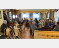Bild: Josef Glas
Aufmerksame Zuhörer beim Vortrag von Harald Köcher (stehend links) im Café Seegerer in Tännesberg.