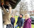 Bild: Karoline Gajeck-Scheuck/exb
Im Hockermühlbad sollen sich Vögel und Fledermäuse zuhause fühlen. Von links: Gottfried Utz vom Bund Naturschutz, Thilo Wiesnet vom Landesbund für Vogel- und Naturschutz, Rolf Künstler, Maria Stiegler sowie Hans-Jürgen Bumes und Bäderleiter Michael Gaisa (Dritter von links).