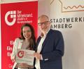 Bild: Karoline Gajeck-Scheuck/exb
Schild und Urkunde wurden von Violetta Meyer, Beauftragte des BVMW (Region Oberpfalz) wurden an Stadtwerke-Geschäftsführer Frank Backowies überreicht.