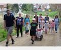 Bild: le
Die Familien der katholischen Pfarrgemeinde machen sich gemeinsam auf den Weg.