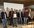 Bild: Hannes Neumann/exb
Der Obst- und Gartenbauverein Kirchendemenreuth ernennt Theo Fichtner zum Ehrenmitglied.