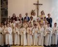 Bild: Ludwig Schneider/exb
22 Kinder treten erstmals an den Tisch des Herrn (hinten, von links): Lehramtsanwärterin Vicky Steindl, die Klassleiterinnen Marie Nietschmann und Simone Koch, Schulleiterin Janina Schmidt, Pfarrer Dominik Mitterer und Gemeindereferentin Regina Probst.