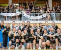 Bild: Günter Uschold
Die Damen des HV Oberviechtach besiegen den Tabellenzweiten HSG Weiden sicher mit 29:20 und steigen damit zum ersten Mal in der 40-jährigen Geschichte des HV in die Landesliga auf. Das Besondere daran: Der Erfolg gelang nur mit Eigengewächsen.