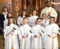 Bild: no
Die acht Erstkommunionkinder in Illschwang mit Pfarrvikar Yeruva und der Leiterin der außerschulischen Erstkommunionvorbereitung, Isabella Riederer Freifrau von Paar.