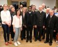 Bild: Josef Böhm
Zahlreich sind die Angehörigen der Pfarreiengemeinschaft gekommen, um sich von ihrem Seelsorger zu verabschieden. Im Bild Pater Savari (Mitte) mit seinen Amtsbrüdern Pfarrer Herbert Rösl und Ruhestandspfarrer Max Stigler (von links). Im Bild hinter den Geistlichen (von rechts) die Kirchenpfleger Josef Saller (Teunz), Jakob Kiener (Niedermurach) und Markus Fuchs (Pertolzhofen). Auch die PGR-Sprecherinnen Christa Forster (Pertolzhofen), Agnes Bauer (Teunz) und Irmgard Glaser (Niedermurach) sowie die stellvertretende Bürgermeisterin der Gemeinde Niedermurach, Rita Salomon (von links), würdigen die gute Zusammenarbeit.