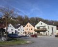 Bild: mrr
Die Bühne für die Feierlichkeiten zu "700 Jahre Markt Rieden" wird sich in und vor der Einfahrt zum Anwesen Marktplatz 6 (rechts im Bild) befinden.