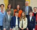 Bild: R. Kreuzer
Pfarrer Andreas Ruhs (rechts) und die Mitglieder des Kirchenvorstands freuen sich mit den vier Konfirmanden (vorne, von links) Fabian Bock, Jonah Bräuer, Luise Baumgärtner und Bruno Bräuer.