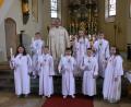 Bild: Sieglinde Schärtl
Das sind die Erstkommunionkinder aus Döllnitz mit Pfarrer Adam Nieciecki, der vor dem Fest nach den Sonntagsgottesdiensten im Pfarrheim die Kinder auf die Kommunion vorbereitete.