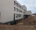 Bild: pz
Das Kellergeschoss des Behördenneubaus an der Egerer Straße in Waldsassen ist inzwischen wieder freigelegt worden. Einfluss auf den Termin der Fertigstellung habe diese Aktion aber nur unwesentlich, informiert das Bauamt Amberg-Sulzbach auf Anfrage.