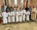 Bild: Josef Glas
Kommunionkinder aus Tännesberg mit Helferinnen und Pfarrer Wilhelm Bauer in der Kirche St. Michael.
