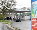 Bild: Petra Hartl
Der Betrieb der Tankstelle auf dem ehemaligen Real-Parkplatz in Amberg läuft trotz des geschlossenen Marktes weiter.