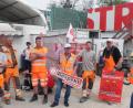 Bild: Hirsch
Betriebsrat Rudi Gallrapp (rechts) schwört die Mitarbeiter der Firma Strabag bei der Aktion in Schwarzenfeld auf einen Arbeitskampf ein. Die Gewerkschaft fordert "Respekt und 500 Euro mehr Lohn".