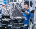 Bild: Armin Weigel/dpa
Mitarbeiter arbeiten in der Produktion beim Autozulieferer Grammer an Fahrersitzen.