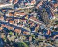 Bild: Thilo Hierstetter
Bei Starkregen muss die Kanalisation auch im Bachviertel enorme Wassermassen aus der Sulzbacher Altstadt aufnehmen. Für eine geregelte Abgabe des Regenwassers an die Kläranlage oder den Rosenbach soll nun ein neues Regenüberlaufbecken sorgen, das auf der Freifläche in der Unteren Bachgasse (etwa Bildmitte) gebaut werden soll. Die darauf stehenden Garagen wurden schon 2021 abgerissen, dann aber gab es Verzögerungen.
