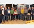 Bild: Hermann Koch/exb
Der SV Freudenberg nimmt Ehrungen vor (von links): Schatzmeister Peter Wünschmann, Schriftführer Matthias Zeitler, Dritter Vorsitzender Matthias Tafelmeier, das neue Ehrenmitglied Emma Zeitler, Bürgermeister Alwin Märkl, Zweiter Vorsitzender Florian Neiß und Erster Vorsitzender Andreas Koch.
