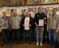 Bild: bö
Der TuS Hohenburg ehrt langjährige Mitglieder (von links): der bisherige Abteilungsleiter Klaus Schindler, Michael Spies, Vorsitzender Christian Kiebel, Florian Schießl, Gerhard Retzer, Erwin Wolfsteiner, Michael Höllriegl, Bürgermeister Florian Junkes und Alexander Härtl.