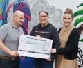 Bild: Lehner/exb
Den symbolischen Spendenscheck überreicht (von links) Holger Joschko an Jessica Graf und Sandra Konopek.